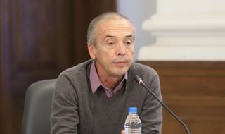 Доц. Мангъров: Трябват поне 5 г. за качествена ваксина
