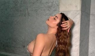 Деми Роуз остана почти гола