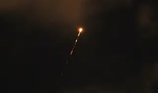 Дим се издига над американското посолство в Кувейт