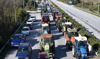 Фермери в Гърция блокираха пътищата, полицията реагира със сълзотворен газ