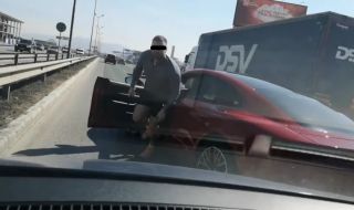 Шофьор на лъскава кола скочи да бие колега с метална палка (ВИДЕО)