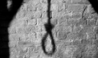 Затворник опита да се обеси в Дебелт