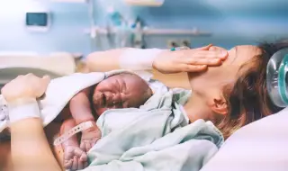 Бременна жена разбра, че е родила насън, след като откри бебето си в леглото