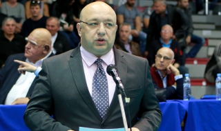 Красен Кралев награждава победителите от Мини Евроволей 2015