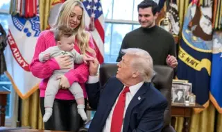 Дъщерята на Доналд Тръмп показа коледна фотосесия с внука на американския президент и съпруга си