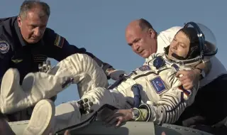 The Soyuz space capsule with two Russians and an American woman successfully landed in Kazakhstan 