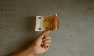 Възрастен мъж в Гърция е хвърлял по минувачи банкноти от 50 евро