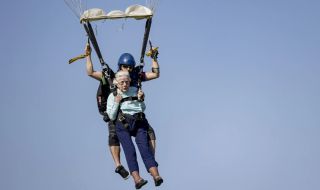 "Възрастта е само число": 104-годишна баба скочи с парашут (ВИДЕО+СНИМКИ)