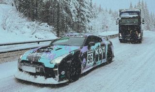 Тунингован Nissan GT-R извади камион, заседнал в снега (ВИДЕО)