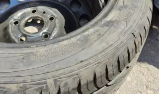 Над 10 автомобила в София с нарязани гуми