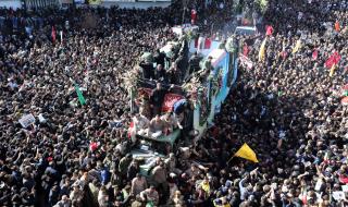 Анархия! Десетки загинаха на погребението на убития ирански генерал
