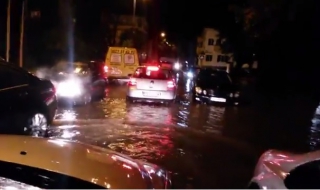 Потоп причини транспортен хаос в Пловдив (Видео)