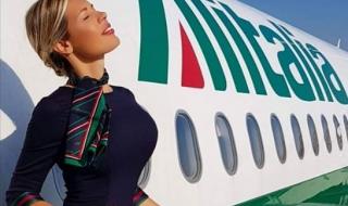 Сексапилна стюардеса се оплака от онлайн нахалници (СНИМКИ)