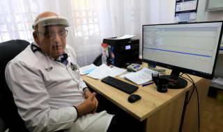 Зам.-председателят на Лекарския съюз готов да се ваксинира в национален ефир, за да докаже, че не е опасно