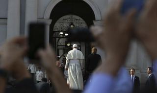 Папата: Срамувам се от педофилията в католическата църква (СНИМКИ)