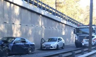 Дете пострада във верижна катастрофа до тв кулата в София, огромни задръствания