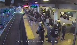 Спасиха пиян мъж, паднал на релсите в метрото (ВИДЕО)