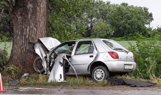 Млада жена загина, разбивайки автомобила си в крайпътно дърво