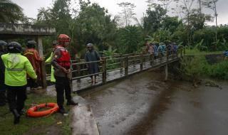 Наводнение отне живота на ученици в Индонезия