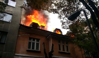 Горя къща в центъра на София