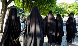 Талибаните отново въведоха задължителна модна линия за жените – хиджаб и чадор