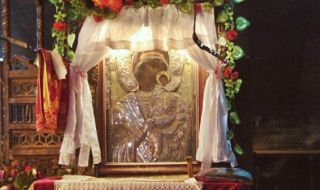 Започва Литийното шествие с чудотворната икона на Богородица