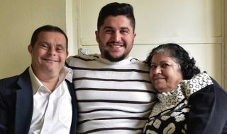 Баща със Синдром на Даун направи всичко, за да помогне на сина си да стане лекар (СНИМКА)