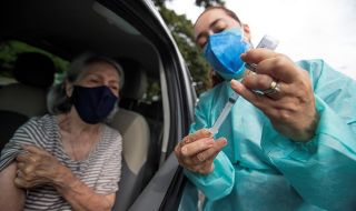 Пандемия! COVID жертвите в Бразилия вече са почти 400 000