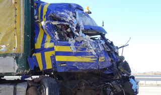 Челен сблъсък между два тежкотоварни камиона затвори Подбалканския път