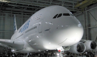 Самолет кацна принудително в Москва