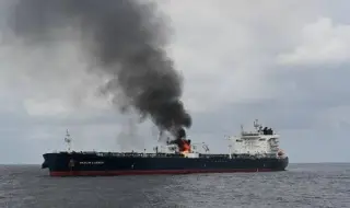 Атака срещу танкер на 11 мили от Оман: Корабът е неуправляем