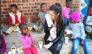 Скандал: Мис Южна Африка пипа цветнокожи деца с ръкавици