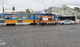 Автобус блъсна жена на "Красно село", трамваите са блокирани (СНИМКИ)