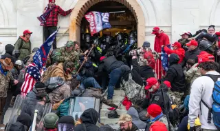 Първият човек, нахлул в сградата на Конгреса на 6 януари, бе осъден на над 4 години затвор