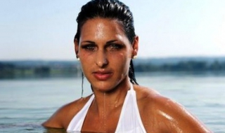 Шампионка по кърлинг се снима гола в гореща фотосесия (Снимки)