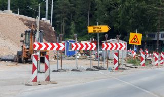 Взривове затварят пътя Калотина-Драгоман