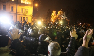 Кола се вряза в протестиращи на Орлов мост
