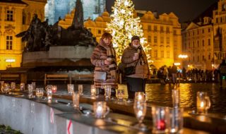Прага протестира срещу ограниченията с верига от бирени чаши 