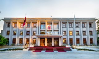 Бившият президент на Албания се върна начело на старата си партия
