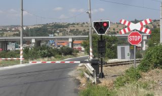 Блокаж на жп прелезите парализира трафика в Пловдив