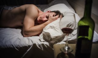 Как алкохолът съсипва съня ни