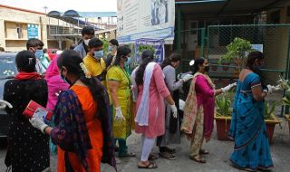 Кошмарът в Индия продължава! 1,5 милиона нови случая на заразяване с коронавирус за седмица