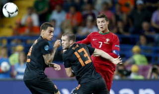 Блестящ Роналдо доуби надеждите на Холандия