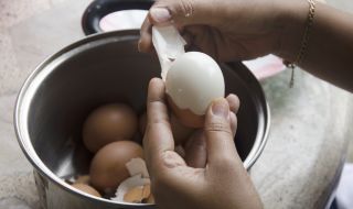 Ето как да обелите сварените яйца за секунди (ВИДЕО)