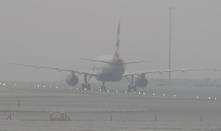 Гъста мъгла анулира полети в Лондон