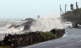 Буря връхлетя Великобритания, мъж загина в колата си