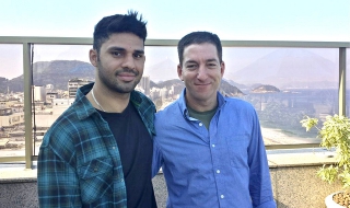 Британските власти задържаха журналист за връзки със Сноудън