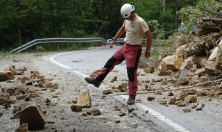Проливен дъжд в страната затруднява движението по пътищата и предизвиква наводнения 