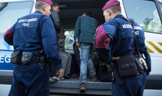 Унгария залови двама каналджии и 21 мигранти 