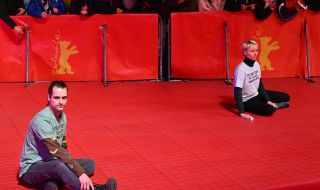 Екоактивисти се залепиха за червения килим на "Берлинале"